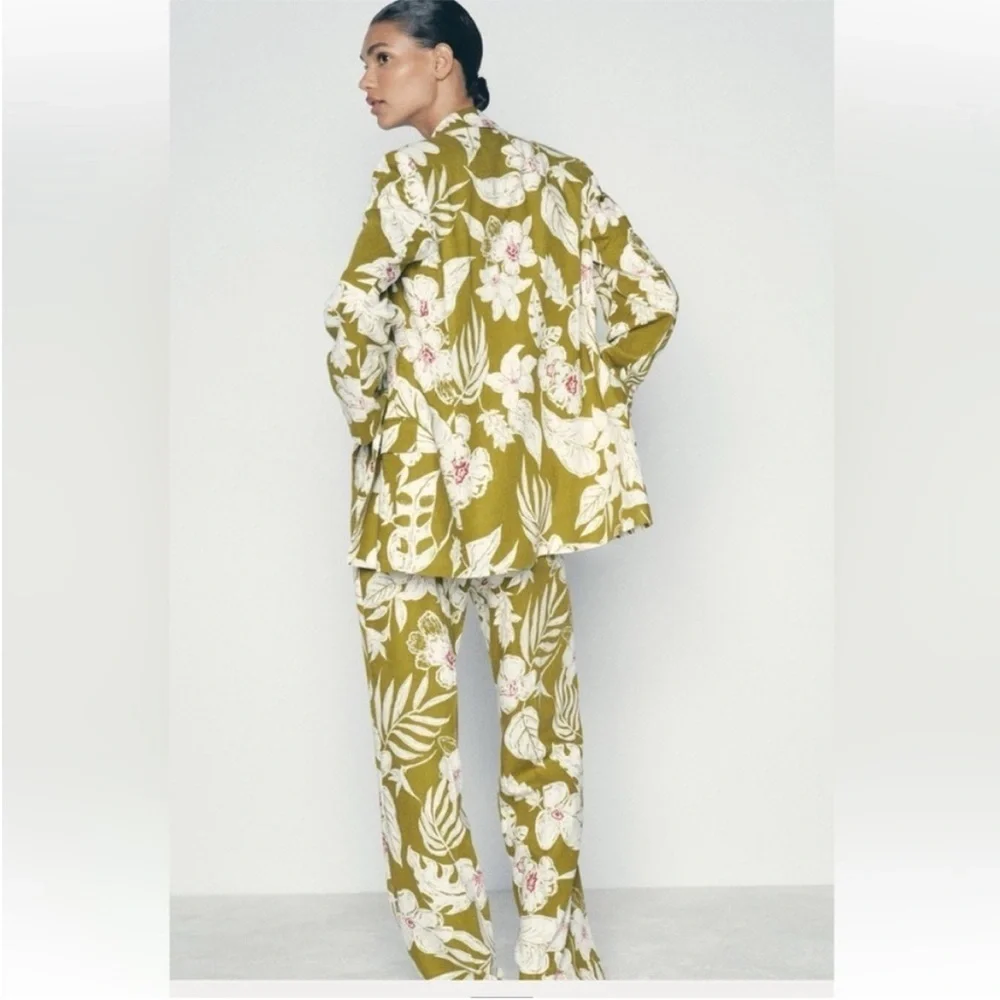 NEW ZARA ( TWO PIRCE SET ) LINEN PRINT PANTS AND BLAZER  SIZE XS